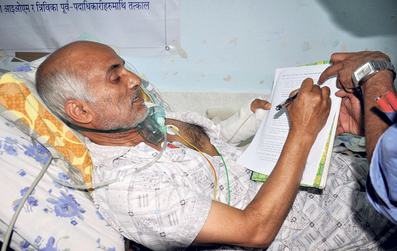 डा.केसीकाे २८ दिन लामो अनशन ताेडियाे