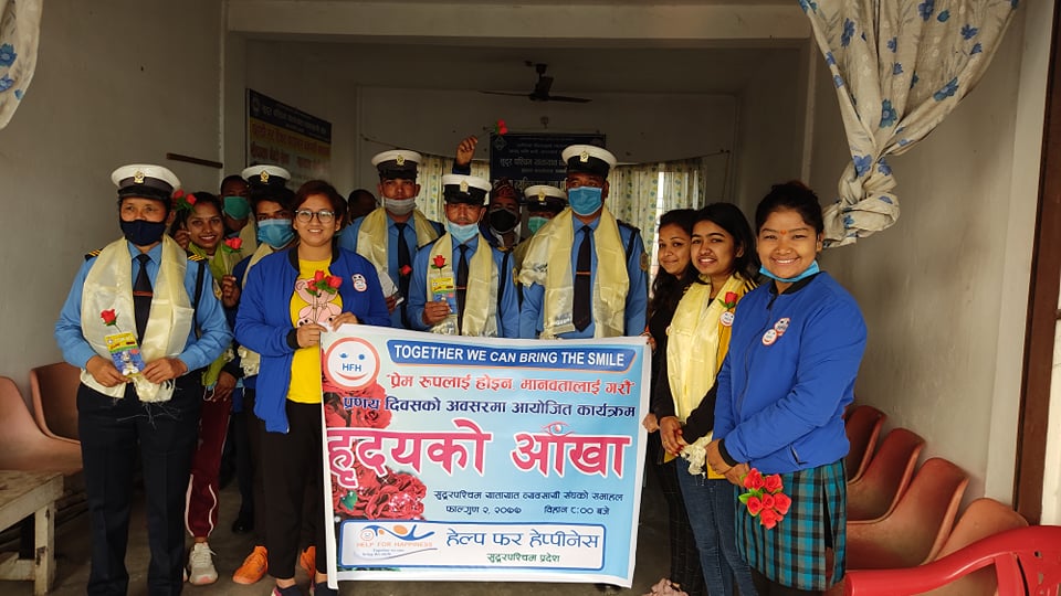 धनगढीमा हेप्पीनेद्वारा प्रणय दिवसमा सवारी चालक र ट्राफिक प्रहरीलाई गुलाफ उपहार