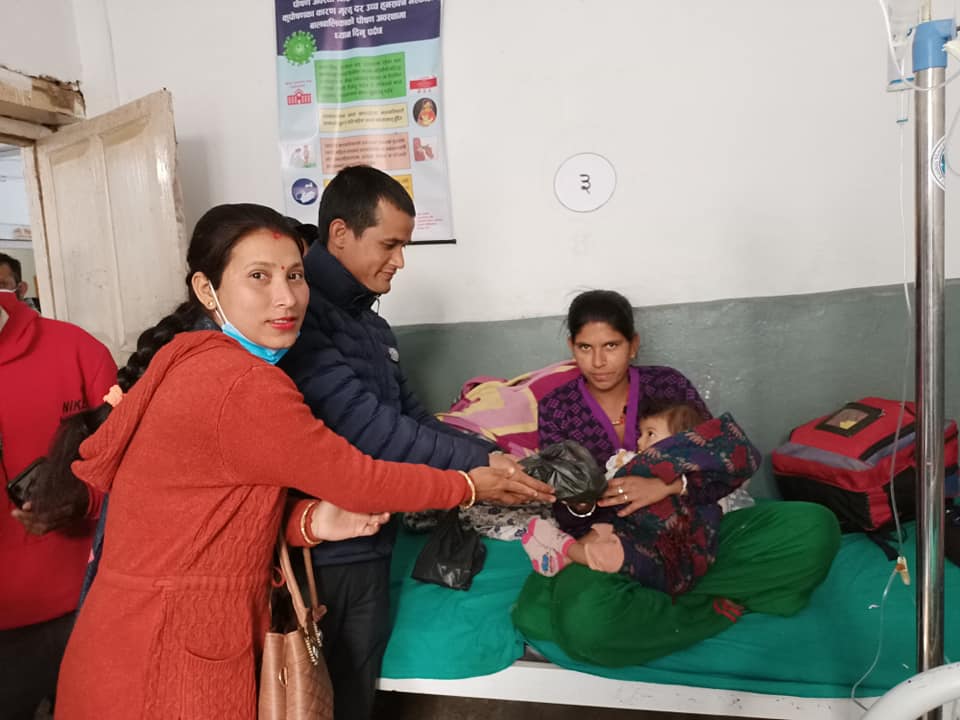 वैवाहिक बर्षगाँठमा क्यान्सर पीडितलाई आर्थिक सहयोग र बिरामीलाई फलफूल प्रदान