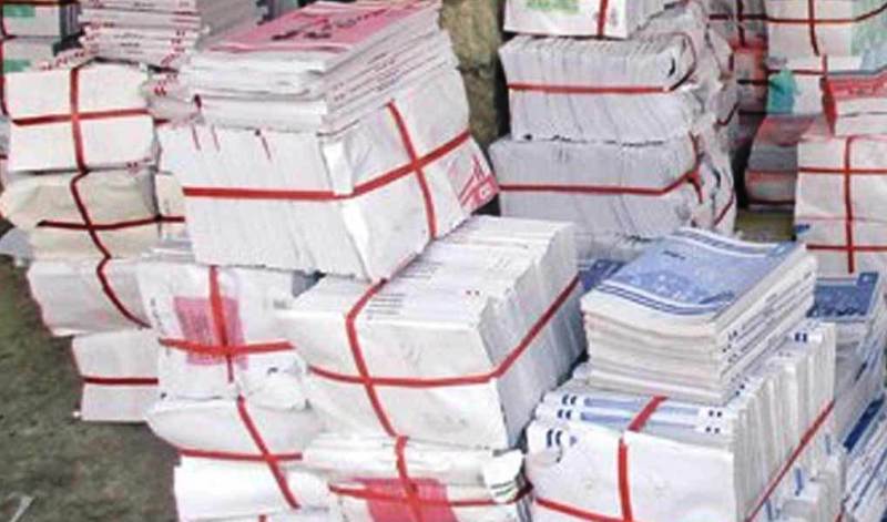 पाठ्यपुस्तक बिनै पढ्दै विद्यार्थी