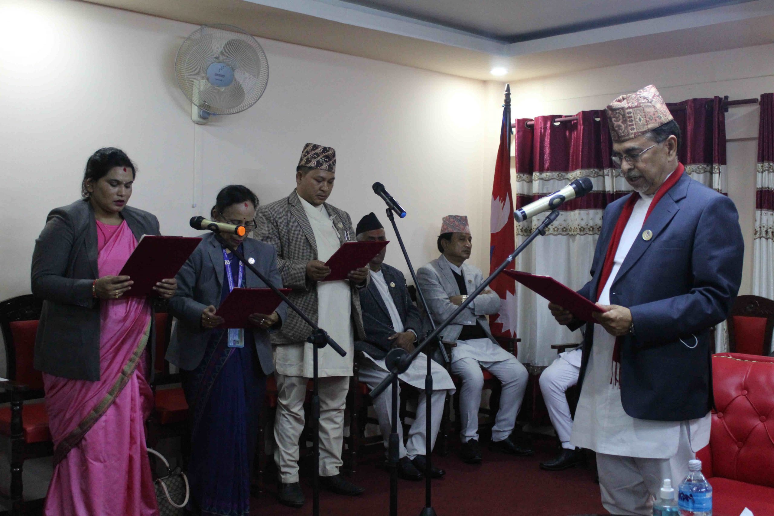 नवनियुक्त मन्त्री र राजयमन्त्रीलाई मुख्यमन्त्रीद्वारा सपथ गराइयो