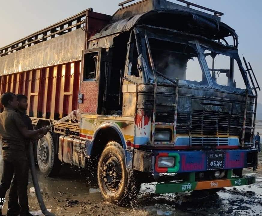 राउतका कार्यकर्ताद्वारा ट्रकमा आगजनी