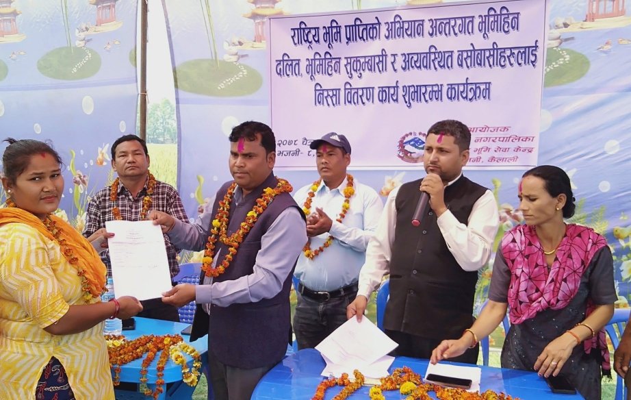 भजनीमा जग्गाधनी निस्सा वितरण कार्य शुरु