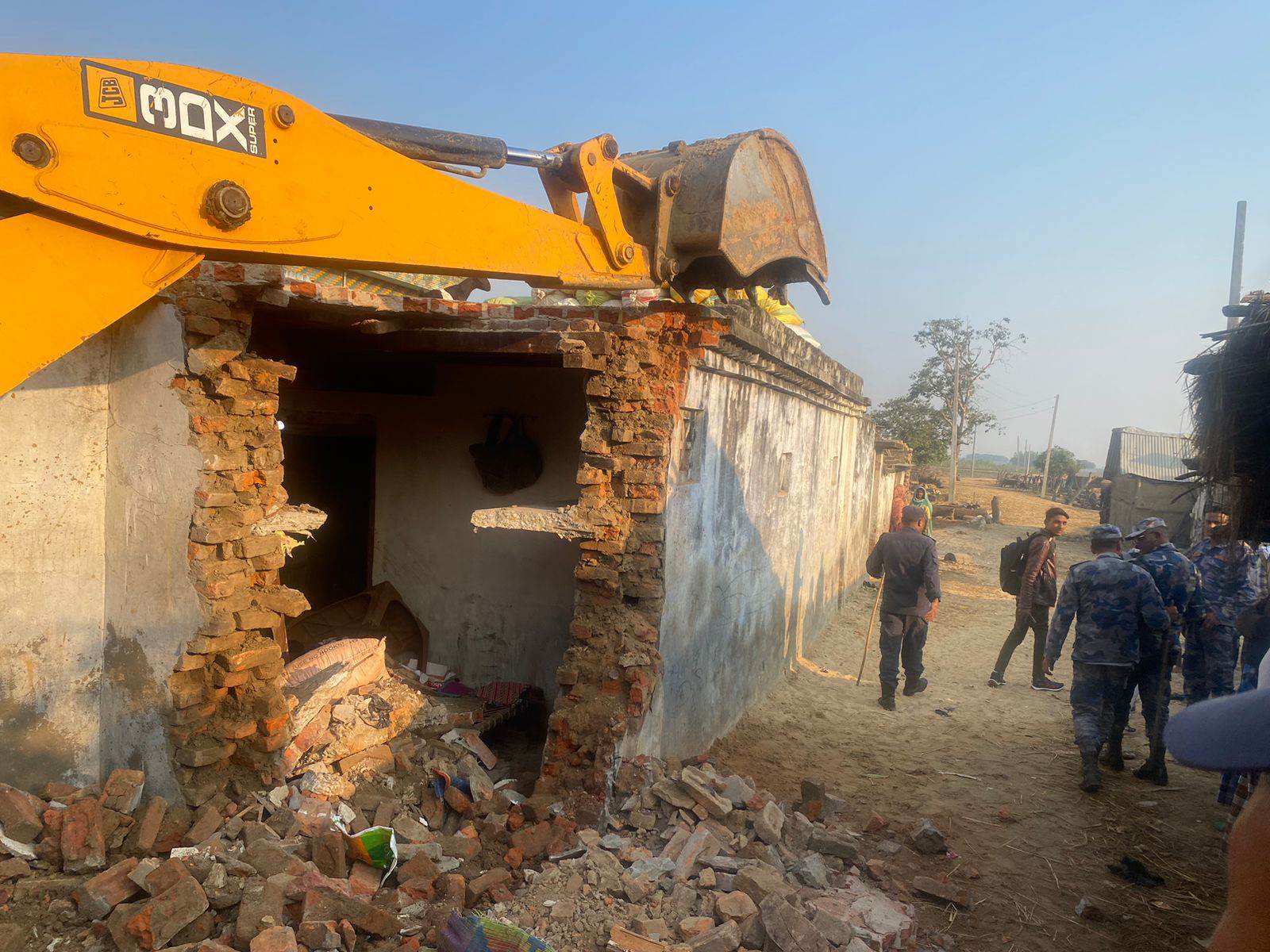 नरैनापुरमा अतिक्रमित घर टहरा भत्काउन सुरु