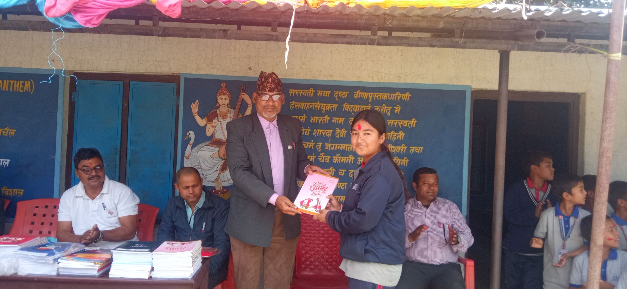 कालिका इंग्लिश बोर्डिङ स्कुलद्वारा पुरस्कार वितरण